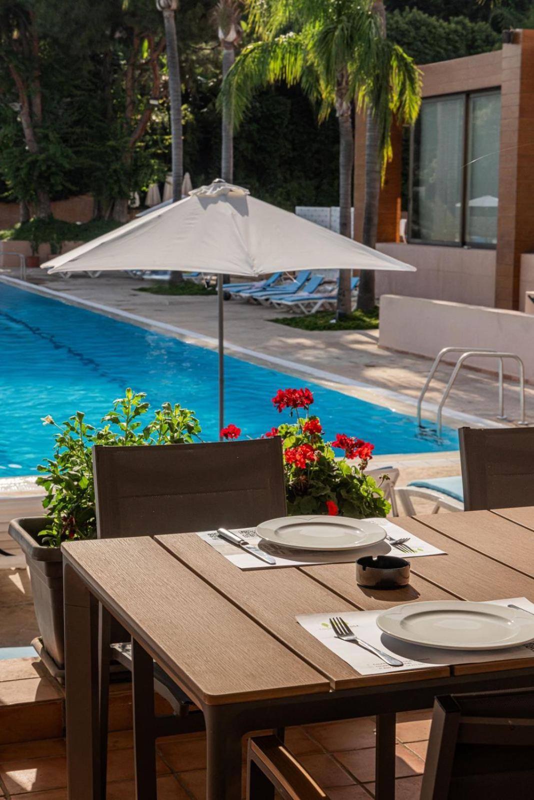 Country Lodge Hotel & Resort Beyrut Dış mekan fotoğraf