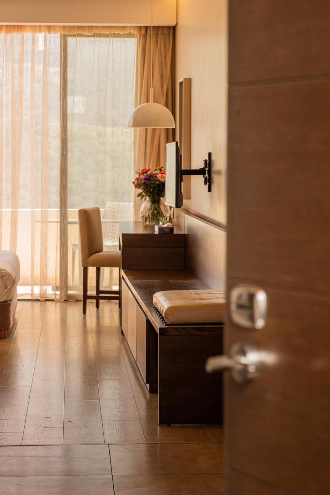 Country Lodge Hotel & Resort Beyrut Dış mekan fotoğraf
